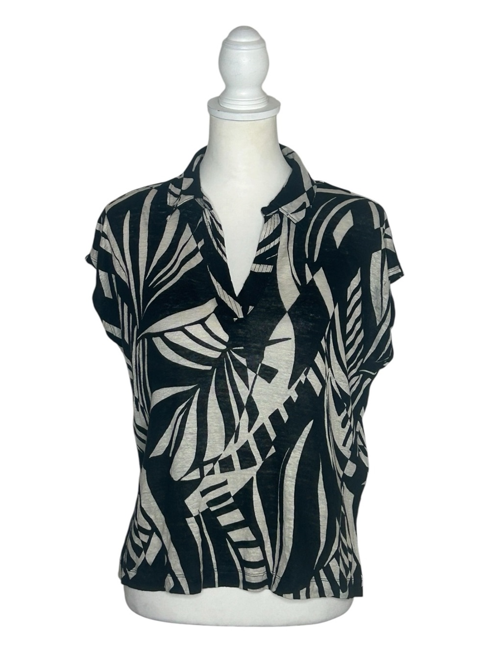 Tahari 100% Linen Black Cream Abstract Leaf Print Blouse EUC Sz L Dark Tropical